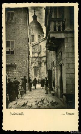 Tarjeta postal de escena costumbrista urbana en una calle de Dubrovnik editada por Foto Berner