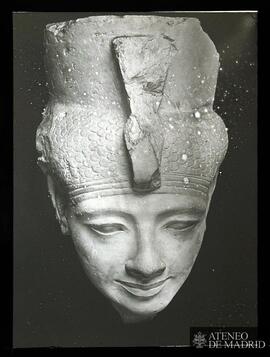 Cabeza de una escultura egipcia