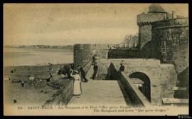 Tarjeta postal de escena costumbrista urbana en las murallas de Saint-Malo editada por Lévy et Ne...