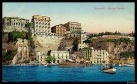 Tarjeta postal policromada de vista panorámica de la Bahía de Piccola Marina de Sorrento editada ...