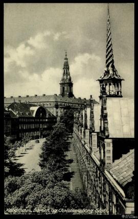 Tarjeta postal circulada de vista exterior del Palacio de Christiansborg y la Bolsa de Copenhague...