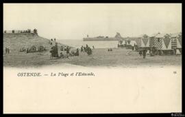 Tarjeta postal de escena costumbrista de baños de ola en la playa junto al muelle de Ostende edit...