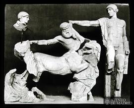 
Apollon, Kentaur, Braut "Theseus" [Museo de Olimpia. Detalle del frontón occidental de...