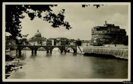 Tarjeta postal de vista panorámica del Castillo de Sant'Angelo y el Puente del mismo nombre de Ro...