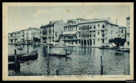 Tarjeta postal circulada de escena costumbrista urbana de góndolas en el Canal Grande de Venecia ...