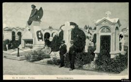 Tarjeta postal de dos hombres junto a un sepulcro en el Cementerio Monumental de Turín editada po...