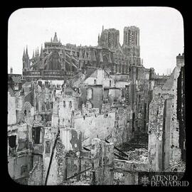 B 976. Reims. Vista general de las ruinas alrededor de la Catedral