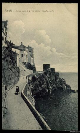 Tarjeta postal de vista panorámica del Hôtel Luna, ubicado en un Castillo medieval de Amalfi edit...