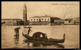 Tarjeta postal de escena costumbrista de un gondolero remando frente a Venecia.