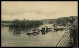 Tarjeta postal de vista panorámica de la llegada de un barco parisino desde el Pont de Sèvres edi...