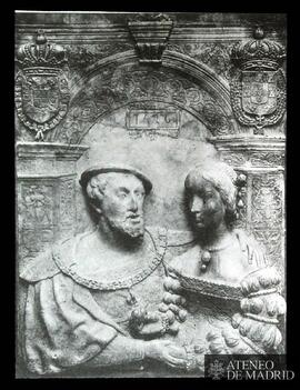 
Castillo de Gaesbeck. Jean Mone: Bajorrelieve en el que aparece el emperador Carlos V abrazando ...