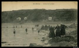 Tarjeta postal de escena costumbrista de baños de ola en la Playa de Lermot de Hillion editada po...