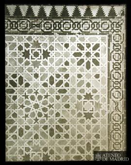 
Granada. La Alhambra. Azulejos de la Sala de Embajadores con escala de 1.ª
