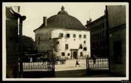 Tarjeta postal de escena costumbrista urbana junto a la torre redonda o Pyöreä Torni de Víborg, f...