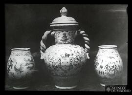 Tres jarrones de cerámica.  El del centro con escudo del Carmen