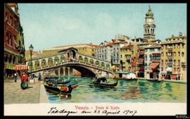 Tarjeta postal policromada de escena costumbrista urbana de góndolas junto al Ponte di Rialto de ...