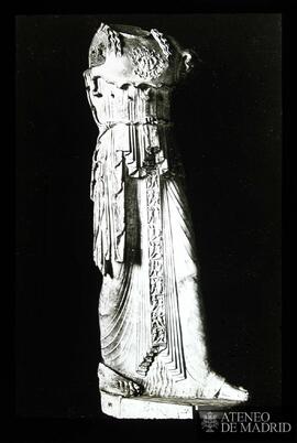 
Athena, archaistisch (Dresden) [Minerva de estilo arcaizante]. Albertinum, Dresde
