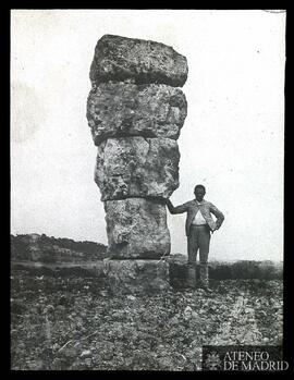 San Sabó (Menorca). Pilar de un talayot y hombre