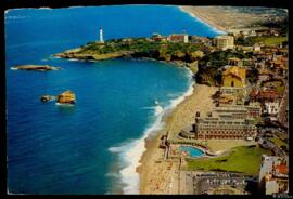 Tarjeta postal circulada a color de la Playa, el Hôtel du Palais y su piscina en Biarritz editada...