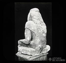 
Archaische Sitzfigur aus Arkadien, Rückseite [Mujer sentada, estatua de piedra caliza, de Tegea....