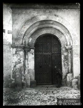 
Segovia. Puerta de entrada de una casa románica del barrio de las Canonjías
