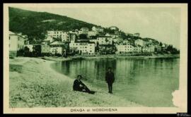 Tarjeta postal circulada de retrato de un hombre y un muchacho en en la playa de Mošćenička Draga...