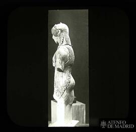 
Acrópolis de Atenas. Frauenstatue (jonische Kunst) v. d. Seite
