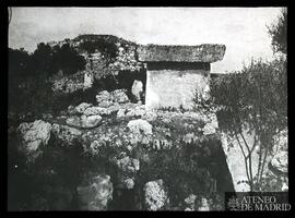 Trabuco, junto a Mahón (Menorca). Talayot y monumento en ruinas
