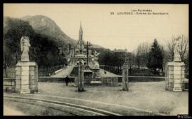 Tarjeta postal de vista panorámica de la entrada a la Basílica del Rosario de Lourdes editada por...