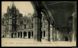 Tarjeta postal del ala de Luis XII en el Castillo de Blois vista desde la columnata del mismo edi...