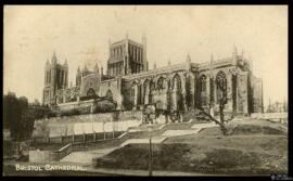 Tarjeta postal circulada de vista exterior de la Catedral de Bristol remitida por Wilts W. Hendy ...