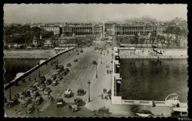 Tarjeta postal de escena costumbrista urbana en el Pont y la Place de la Concorde editada por las...