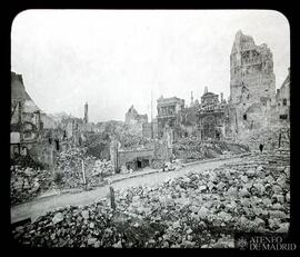B 13. Plaza del Ayuntamiento de Arras (enero de 1915)