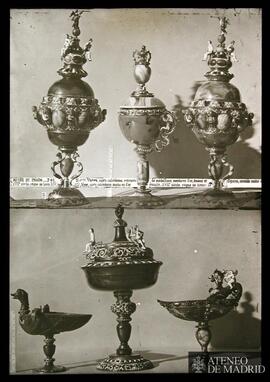 Madrid. Museo del Prado. 741. Vases, agate, calcèdoine, entourés de mèdaillons, montures d'or, èm...