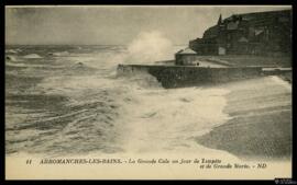 Tarjeta postal de vista de paisaje de la Grande Cale de Arromanches-les-Bains un día de tempestad...