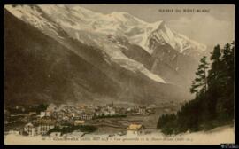 Tarjeta postal circulada a color de vista general de Chamonix-Mont-Blanc y el Macizo de Mont-Blan...