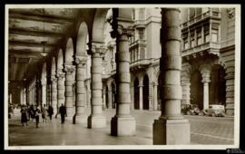 Tarjeta postal de escena costumbrista urbana del Pórtico de la Via XX Settembre de Génova editada...