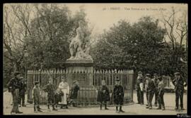 Tarjeta postal de escena costumbrista urbana de niños y jóvenes junto a la estatua de Afrodita en...