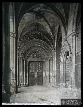 
Claustro y puerta principal interior de la Catedral de Barcelona.
