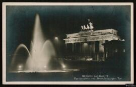 Tarjeta postal de vista nocturna de la Plaza de París y la Puerta de Brandenburgo en Berlín edita...