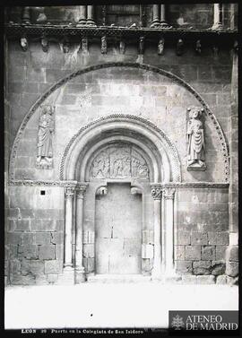 
Puerta en la Real Colegiata de San Isidoro de León.

