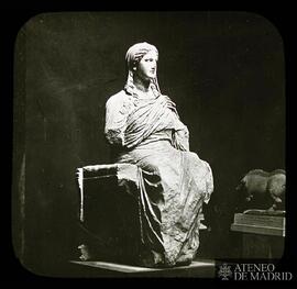 
Demeter de Gnido, probablemente de un discípulo o imitador de Praxiteles. Museo Británico. Londr...