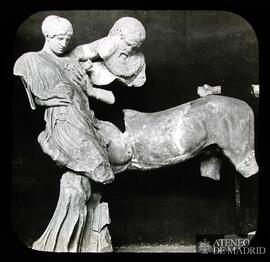 
Kentaur, Mädchen raubend [Museo de Olimpia. Detalle del frontón occidental del templo de Zeus en...