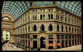 Tarjeta postal a color del interior de la Galleria Umberto I de Nápoles con vista hacia el Ateneo...