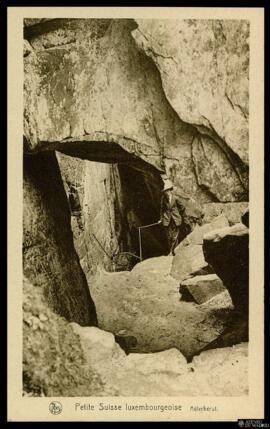 Tarjeta postal de un explorador en la antigua fortificación de Alderhorst, cerca de Kautenbach, e...