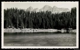 Tarjeta postal de vista del paisaje del Lago di Carezza hacia el grupo montañoso del Catinaccio e...