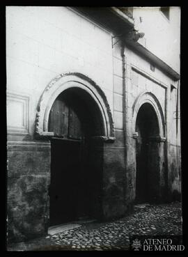 
Segovia. Puertas casas románicas del barrio de las Canonjías
