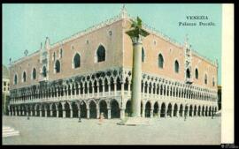 Tarjeta postal policromada de vista exterior del Palacio Ducal de Venecia.