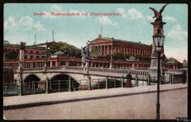 Tarjeta postal a color de la Antigua Galería Nacional o Nationalgalerie y el Friedrichsbrücke en ...