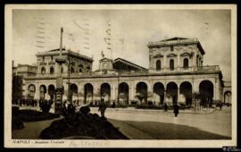 Tarjeta postal circulada de vista exterior de la Estación Central de Nápoles remitida a J. W. Bad...